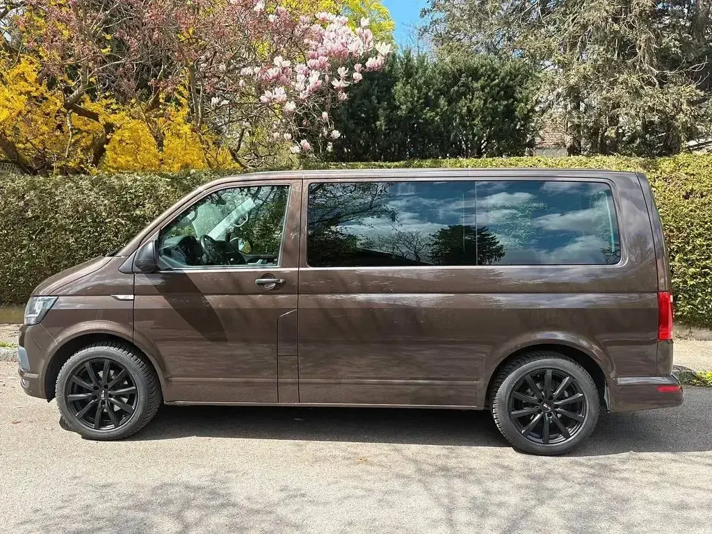 Gebraucht VW Multivan Trendline 150 PS (110 kW) 2016 Braun Van / Kleinbus