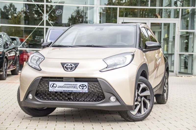 Ginger beige metallic/dach mys Neu 2025 Toyota Aygo Kleinwagen | 15.980 € - Bild 1/4