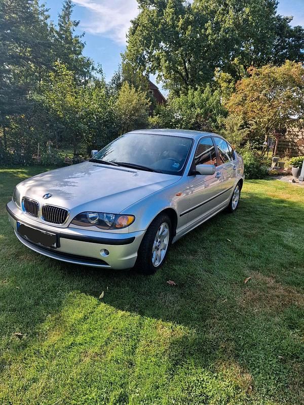 Silber Gebraucht 2004 BMW 325 Limousine | 7.900 € (Teuer) - Bild 1/4