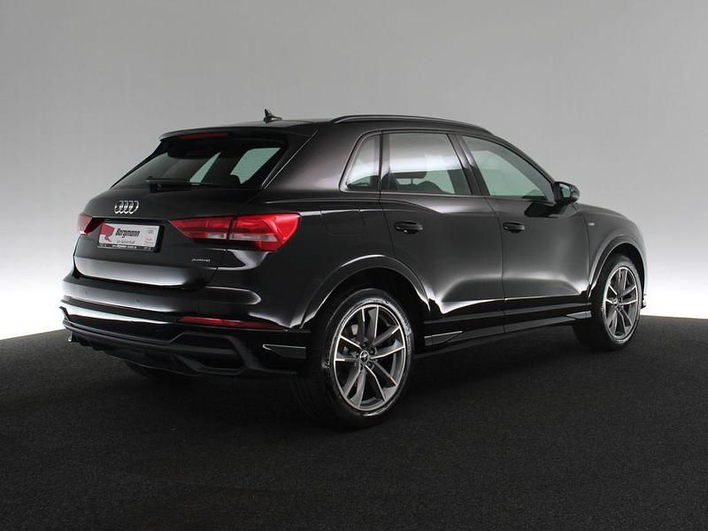 Gebraucht Audi Q3 S-Line 190 PS (139 kW) 2022 Mythosschwarz metallic (metallic) SUV