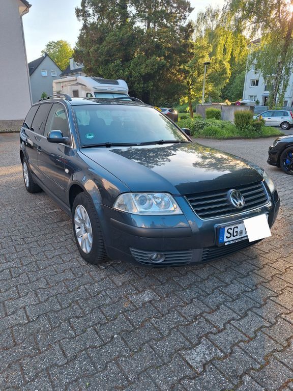 Grau Gebraucht 2002 VW Passat Comfortline Kombi | 1.900 € (Fairer Preis) - Bild 1/4