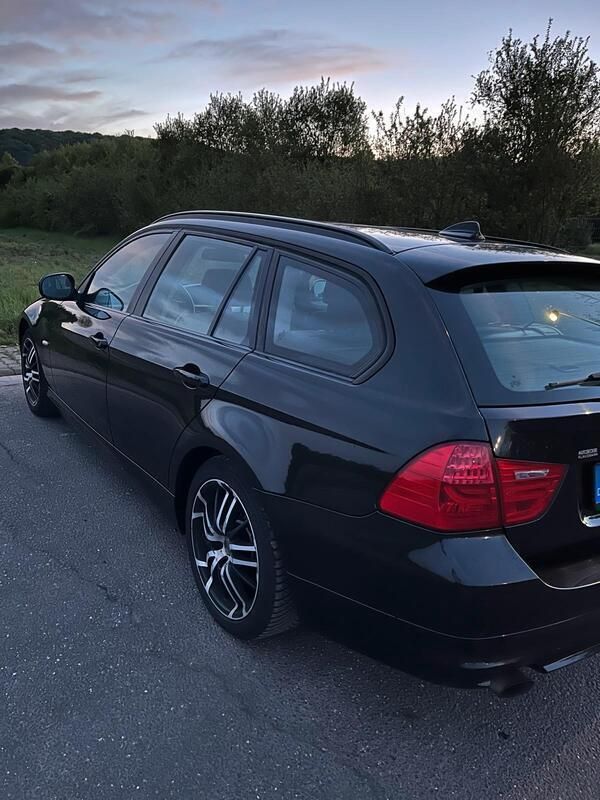 Schwarz Gebraucht 2012 BMW 318 Kombi | 4.690 € (Guter Preis) - Bild 1/4