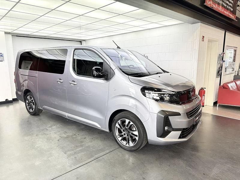 Grau Gebraucht 2024 Opel Zafira Life Selection Van | 33.470 € (Superpreis) - Bild 1/2