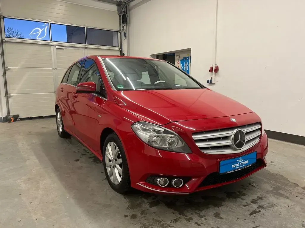 Gebraucht Mercedes B180 122 PS (89 kW) 2012 Rot Kleinwagen
