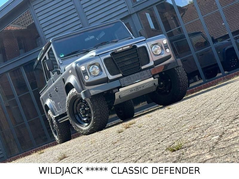 Grey metallic Gebraucht 2015 Land Rover Defender SUV | 79.999 € - Bild 1/4