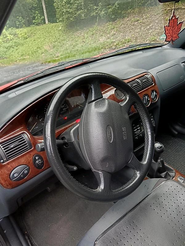 Gebraucht Ford Escort Ghia 115 PS (84 kW) 1998 Schwarz Limousine