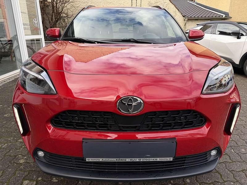 Neu Toyota Yaris Cross Style 131 PS (96 kW) 2026 Rot SUV
