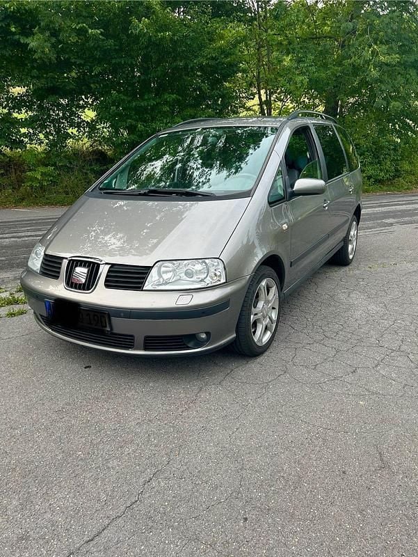 Grün Gebraucht 2008 Seat Alhambra Sport Van / Kleinbus | 3.850 € (Teuer) - Bild 1/4