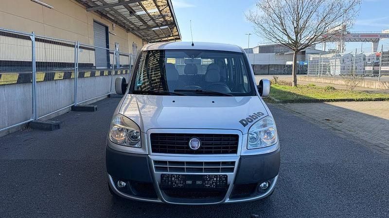 Gebraucht Fiat Doblò Dynamic 84 PS (61 kW) 2009 Silber Van / Kleinbus