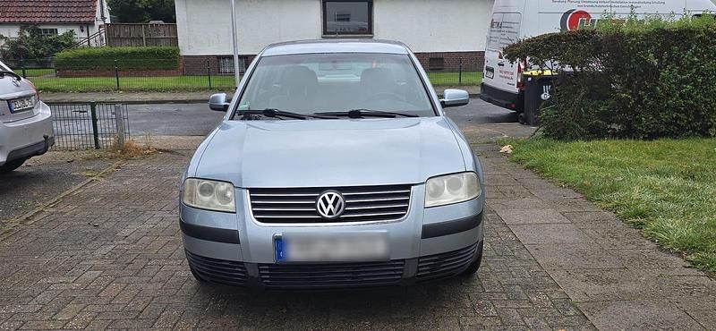 Blau Gebraucht 2001 VW Passat Limousine | 1.550 € (Fairer Preis) - Bild 1/4