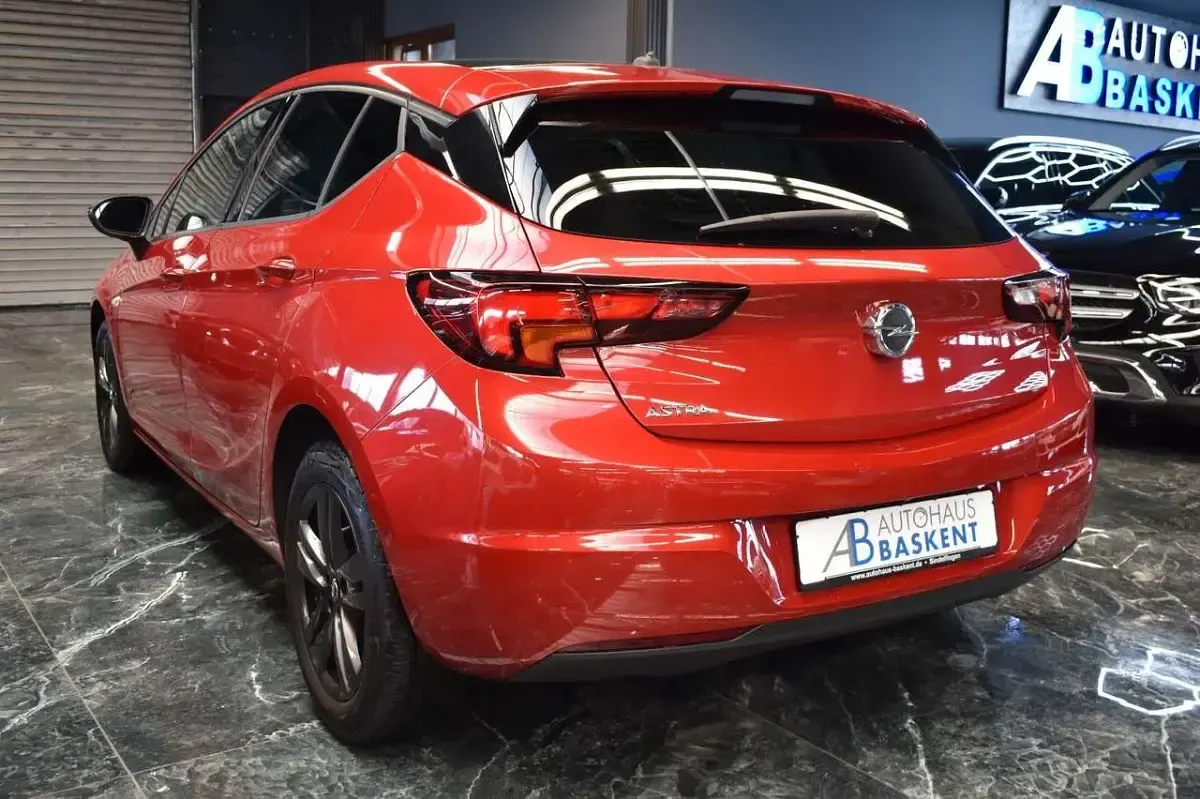 Używany Opel Astra Design & Tech 145 KM (106 kW) 2021 Czerwony Sedan/Limuzyna