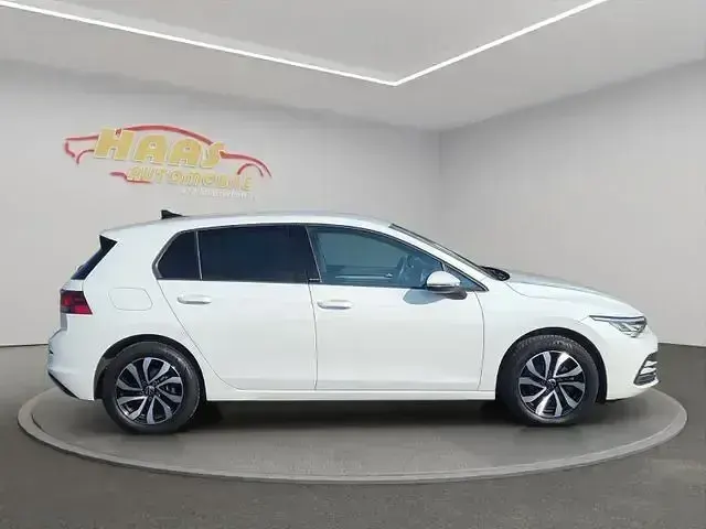 Gebraucht VW Golf VIII Active 150 PS (110 kW) 2022 Weiß Limousine