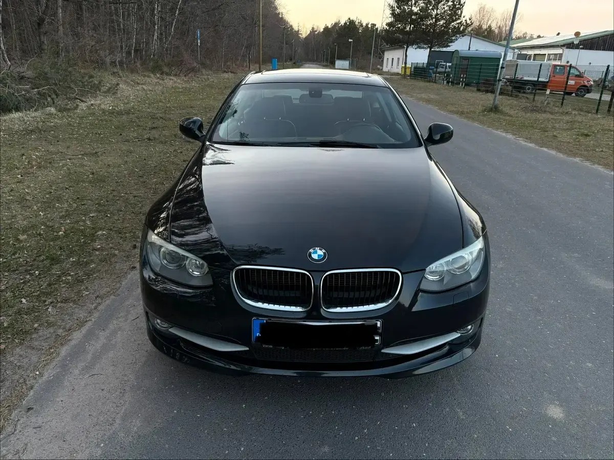 Gebraucht BMW 320 170 PS (125 kW) 2010 Schwarz Coupé