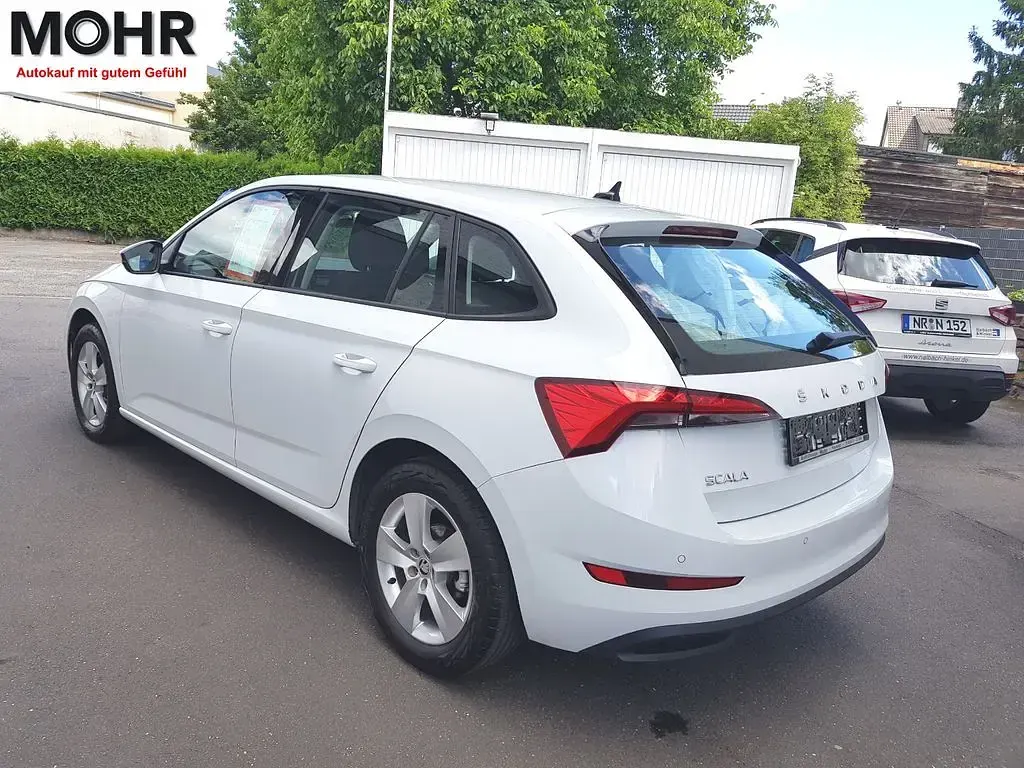 Gebraucht Skoda Scala Active 110 PS (80 kW) 2021 Weiß Kleinwagen