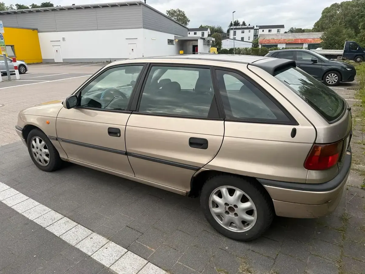 Gebraucht Opel Astra 75 PS (55 kW) 1997 Gold Limousine