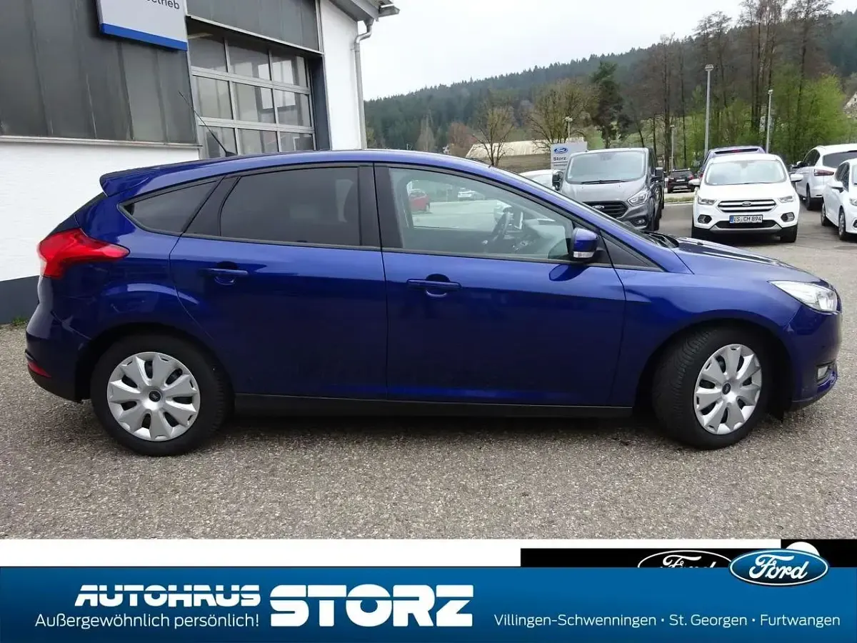 Gebraucht Ford Focus Trend 101 PS (74 kW) 2015 Indicblau Kombi