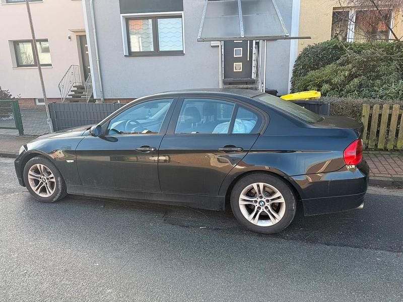 Gebraucht BMW 320 143 PS (105 kW) 2008 Schwarz Limousine