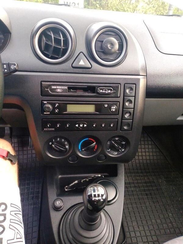 Grau Gebraucht 2004 Ford Fiesta Kleinwagen | 3.600 € (Etwas zu teuer) - Bild 1/4