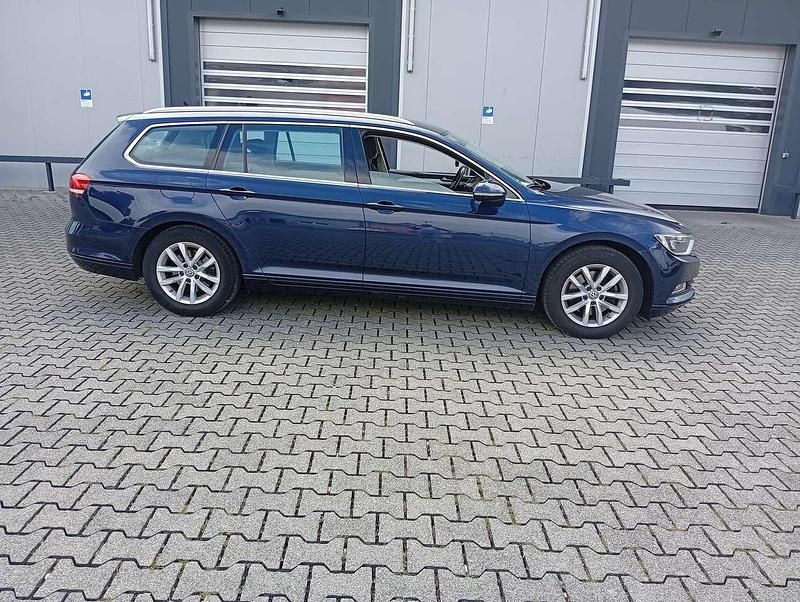 Night blue Gebraucht 2016 VW Passat Comfortline Kombi | 7.990 € (Guter Preis) - Bild 1/4