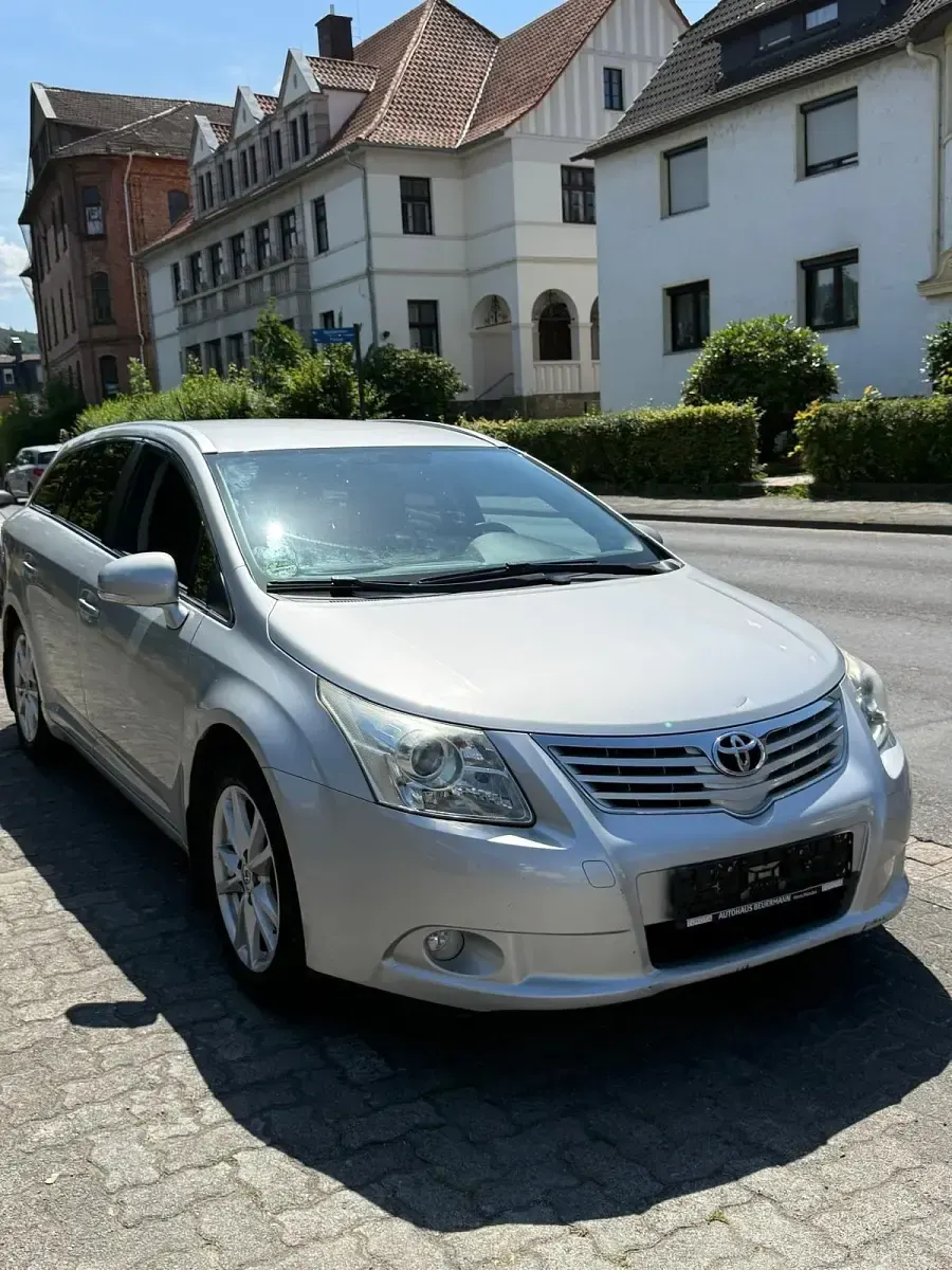 Gebraucht Toyota Avensis 150 PS (110 kW) 2010 Silber Kombi