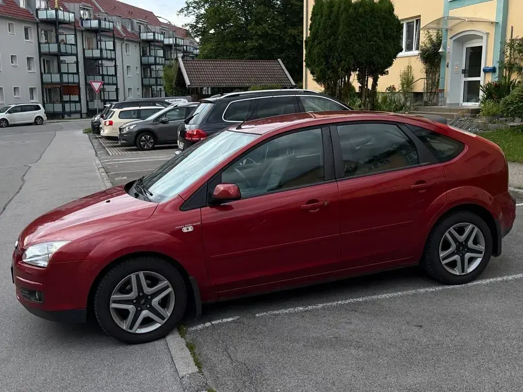 Gebraucht Ford Focus Ambiente 101 PS (74 kW) 2008 Rot Limousine