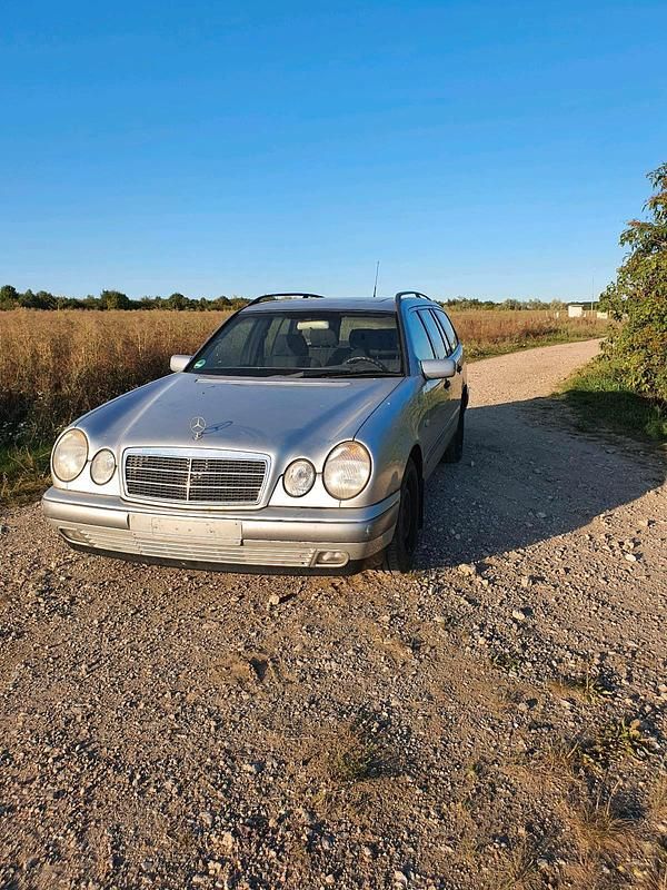 Silber Gebraucht 1997 Mercedes E200 Kombi | 1.250 € (Superpreis) - Bild 1/4