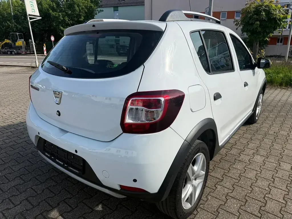 Gebraucht Dacia Sandero Celebration 90 PS (66 kW) 2015 Weiß Limousine