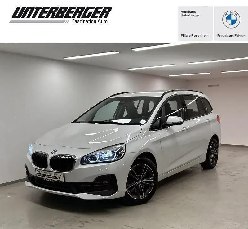Mineralweiß Gebraucht 2021 BMW 220 Gran Tourer Sport Line Van / Kleinbus | 27.450 € (Etwas zu teuer) - Bild 1/4
