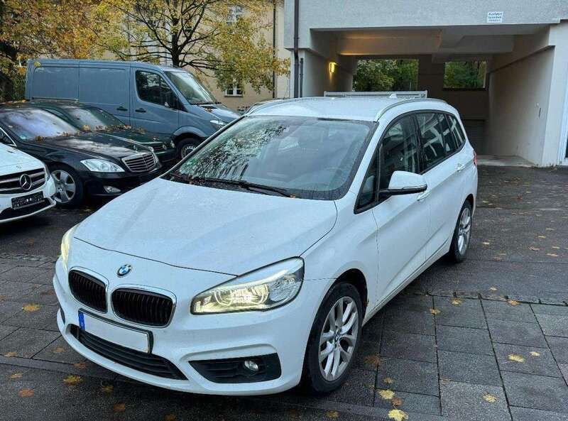 Alpinweiss 3 Gebraucht 2017 BMW 220 Gran Tourer Van / Kleinbus | 9.900 € (Fairer Preis) - Bild 1/4