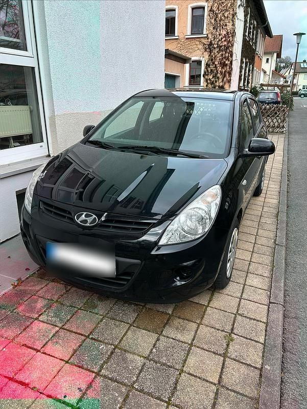 Gebraucht Hyundai i20 77 PS (56 kW) 2012 Schwarz Kleinwagen