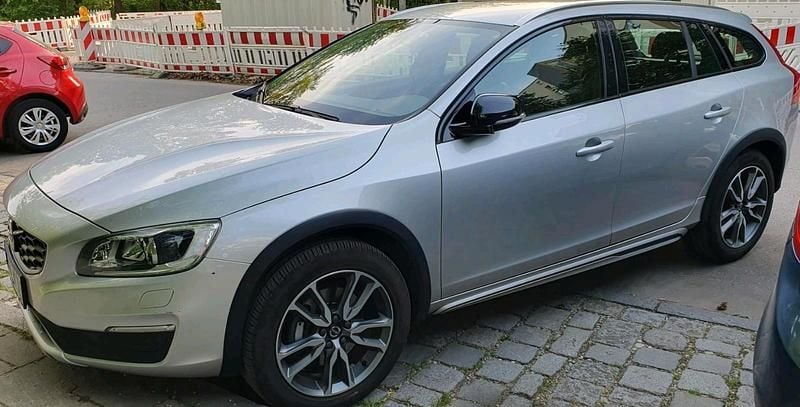 Beige Gebraucht 2017 Volvo V60 CC Kombi | 16.150 € (Superpreis) - Bild 1/4