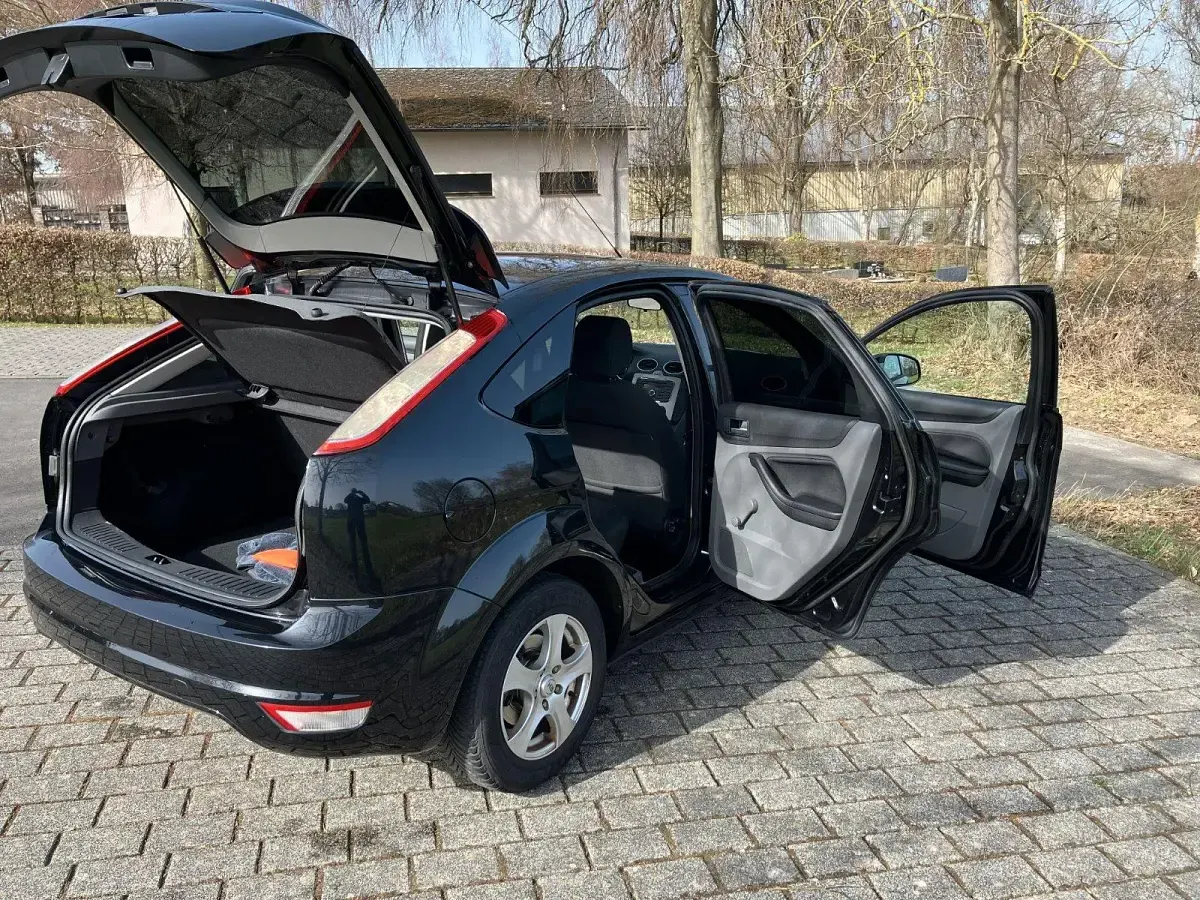 Gebraucht Ford Focus 100 PS (73 kW) 2010 Schwarz Limousine