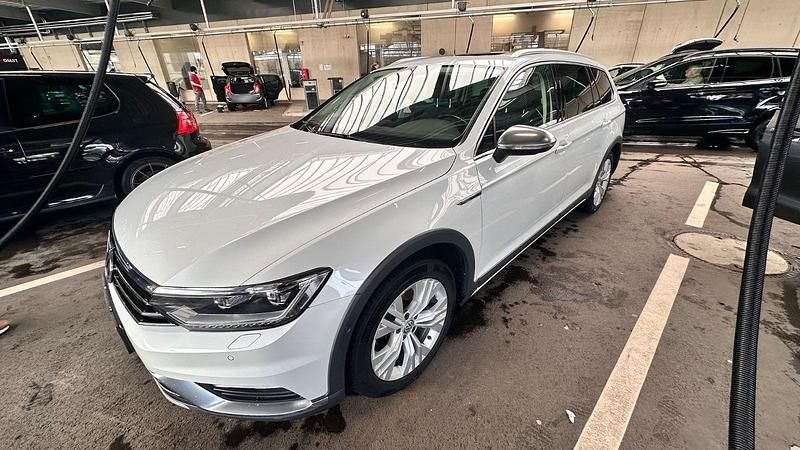 Gebraucht VW Passat Alltrack 190 PS (139 kW) 2017 Weiß Kombi