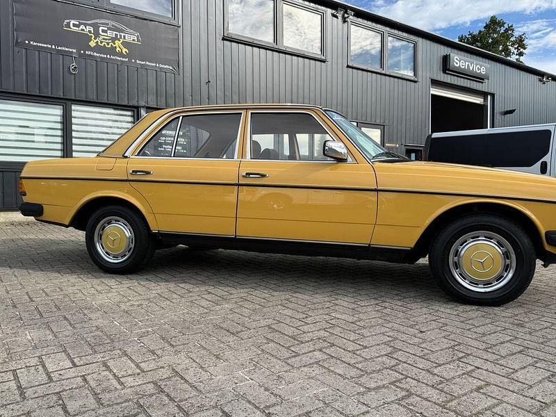 Gebraucht Mercedes 200 94 PS (69 kW) 1979 Gelb Limousine