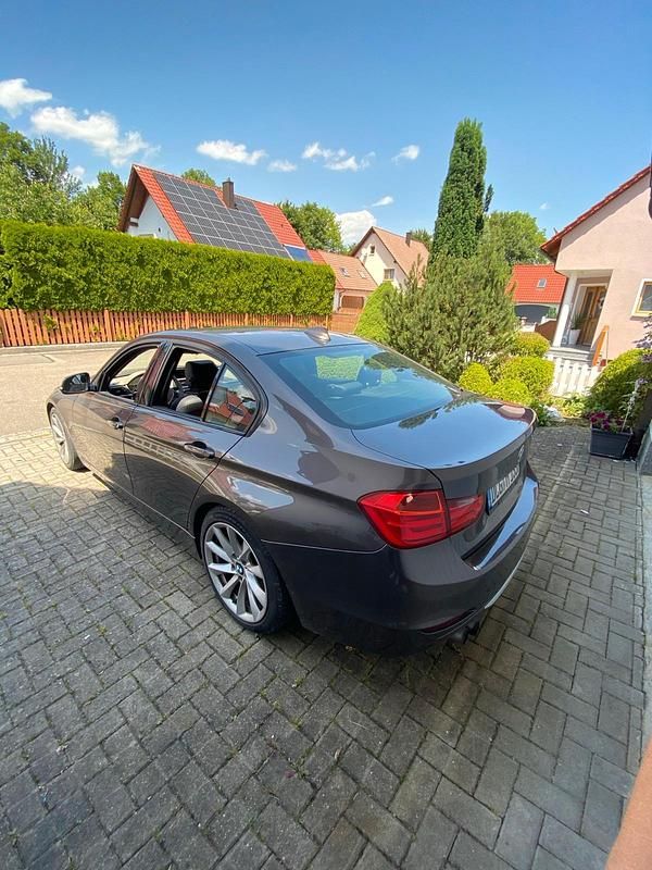 Braun Gebraucht 2012 BMW 328 Luxury Line Limousine | 16.700 € (Fairer Preis) - Bild 1/4