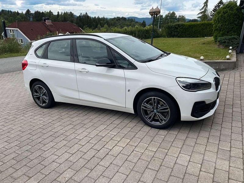 Weiß Gebraucht 2019 BMW 225 Active Tourer iPerformance Van / Kleinbus | 13.790 € (Fairer Preis) - Bild 1/4