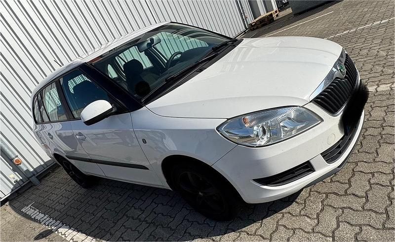 Weiß Gebraucht 2012 Skoda Fabia Kombi | 2.890 € (Fairer Preis) - Bild 1/4