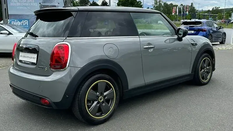 Gebraucht Mini Cooper SE 135 kW (184 PS) 2022 Moonwalk grey metallic Kleinwagen