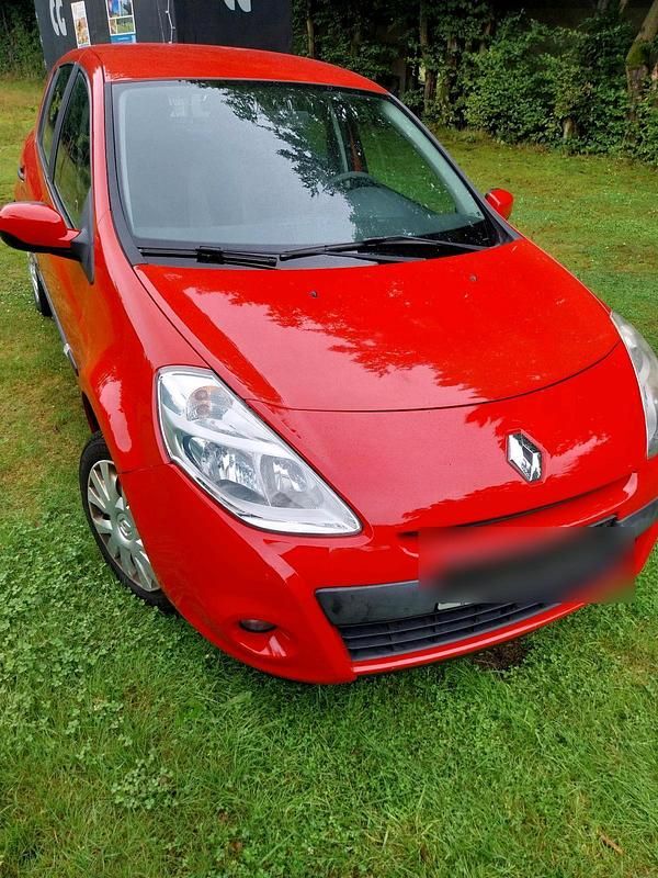 Rot Gebraucht 2011 Renault Clio II Kleinwagen | 3.600 € - Bild 1/4
