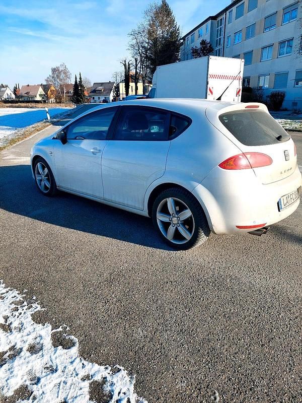 Weiß Gebraucht 2009 Seat Leon Sport Limousine | 3.400 € (Etwas zu teuer) - Bild 1/4