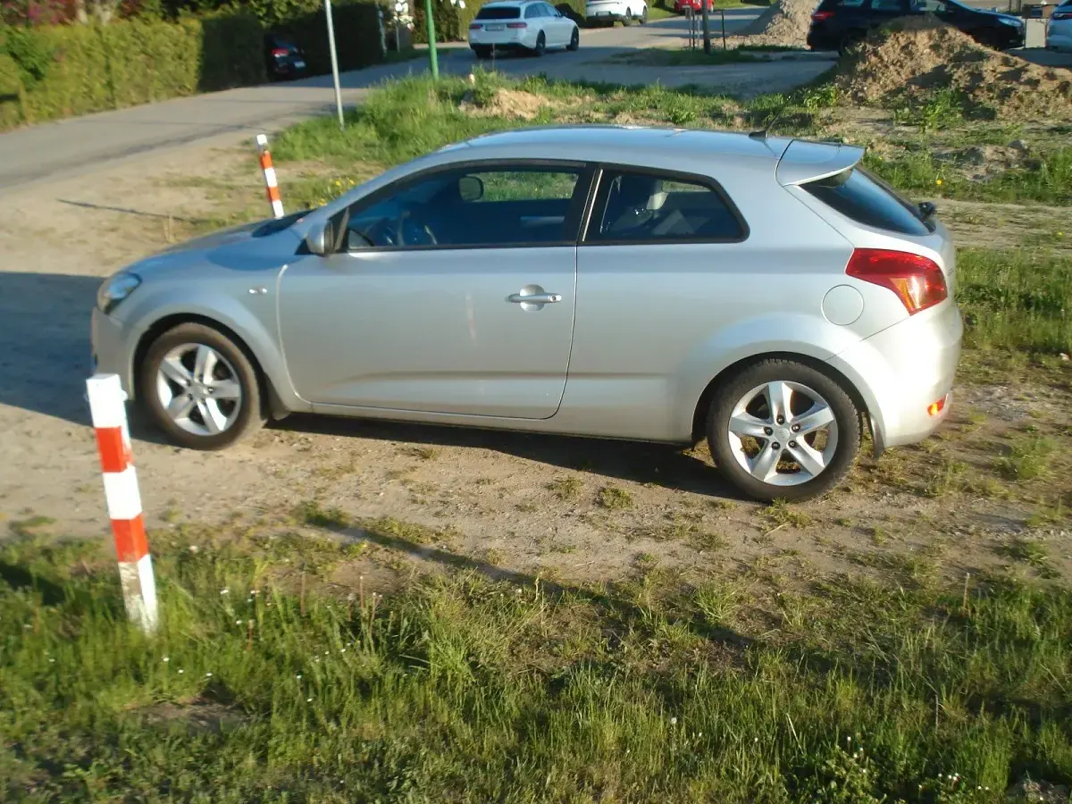 Używany Kia Ceed 90 KM (66 kW) 2010 Srebrny Hatchback