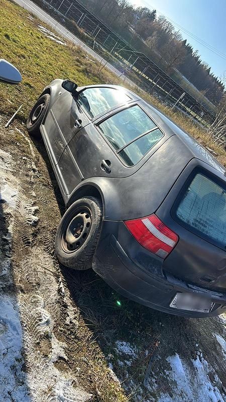 Schwarz Gebraucht 2003 VW Golf IV Kleinwagen | 700 € (Guter Preis) - Bild 1/4