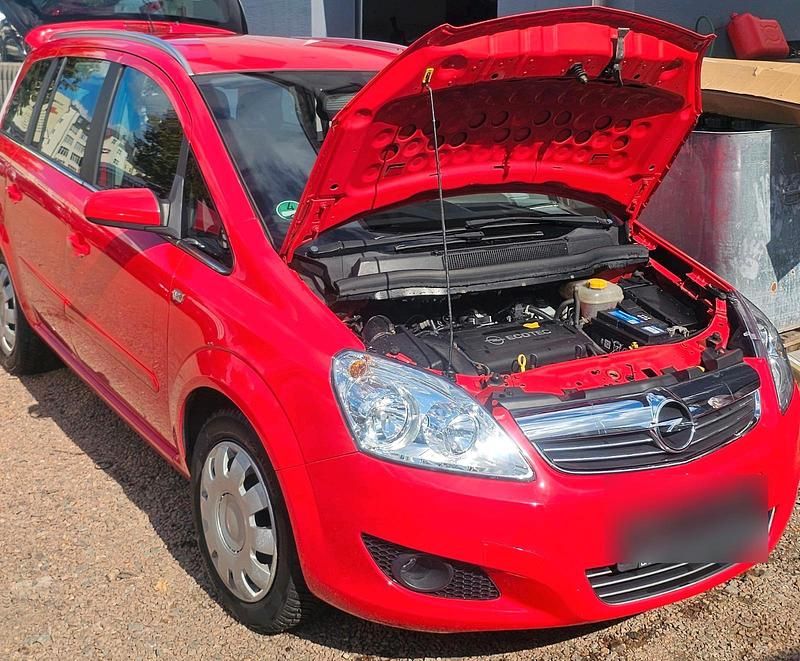 Rot Gebraucht 2010 Opel Zafira Van / Kleinbus | 4.999 € - Bild 1/4