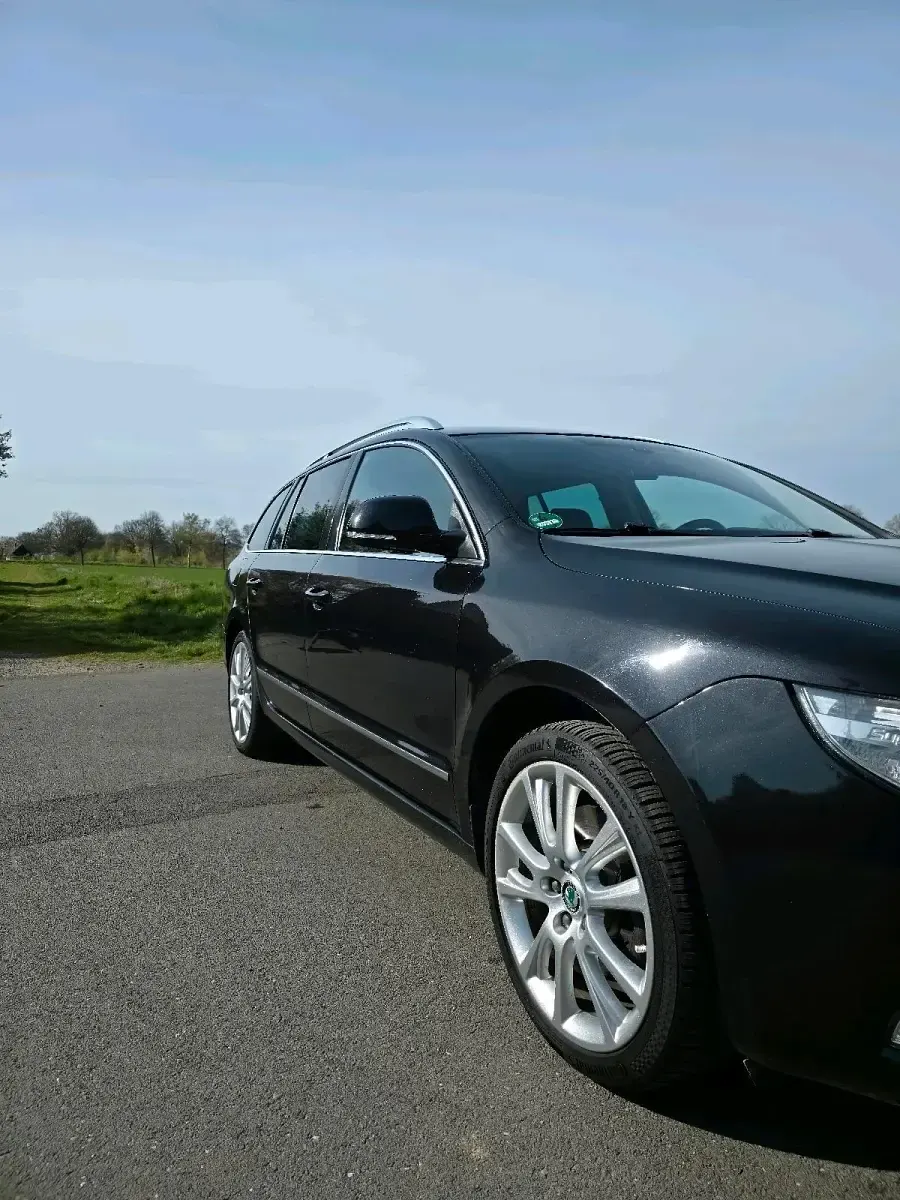 Używany Skoda Superb Elegance 170 KM (125 kW) 2012 Czarny Kombi