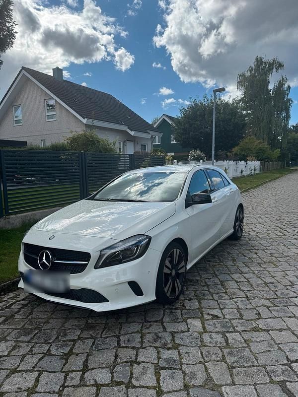 Weiß Gebraucht 2015 Mercedes A200 Night Limousine | 16.290 € (Etwas zu teuer) - Bild 1/4