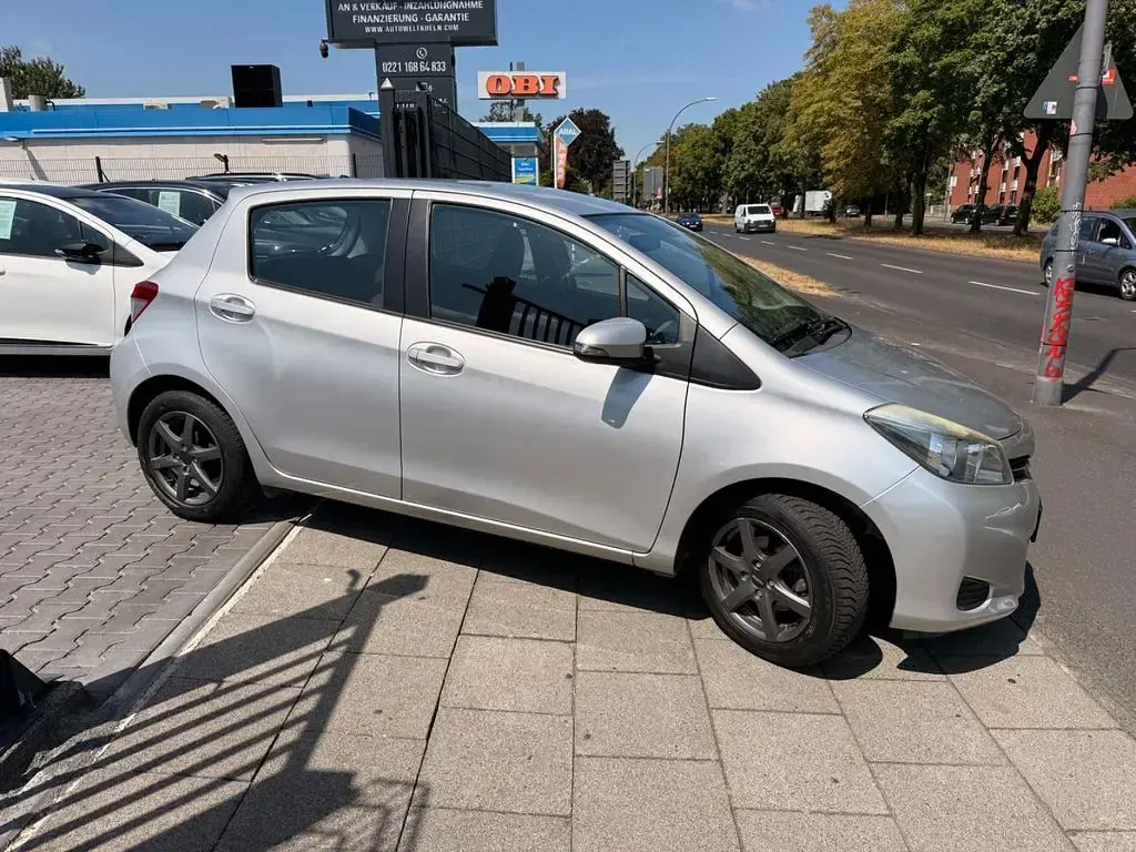 Gebraucht Toyota Yaris Life 99 PS (72 kW) 2012 Silber Kleinwagen