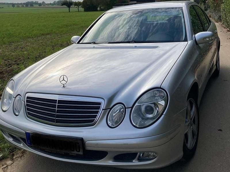 Silber Gebraucht 2006 Mercedes E200 Elegance Limousine | 7.000 € (Fairer Preis) - Bild 1/4
