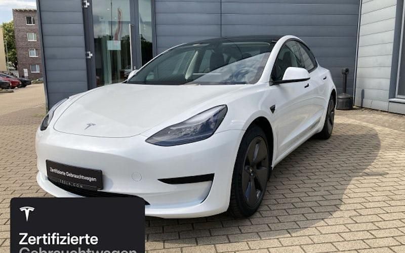 Weiß Gebraucht 2021 Tesla Model 3 Limousine | 28.200 € (Etwas zu teuer) - Bild 1/4