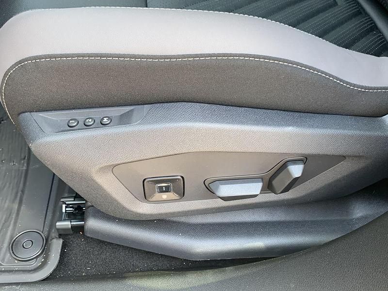 Neu Jeep Compass 145 PS (106 kW) 2026 Grau SUV