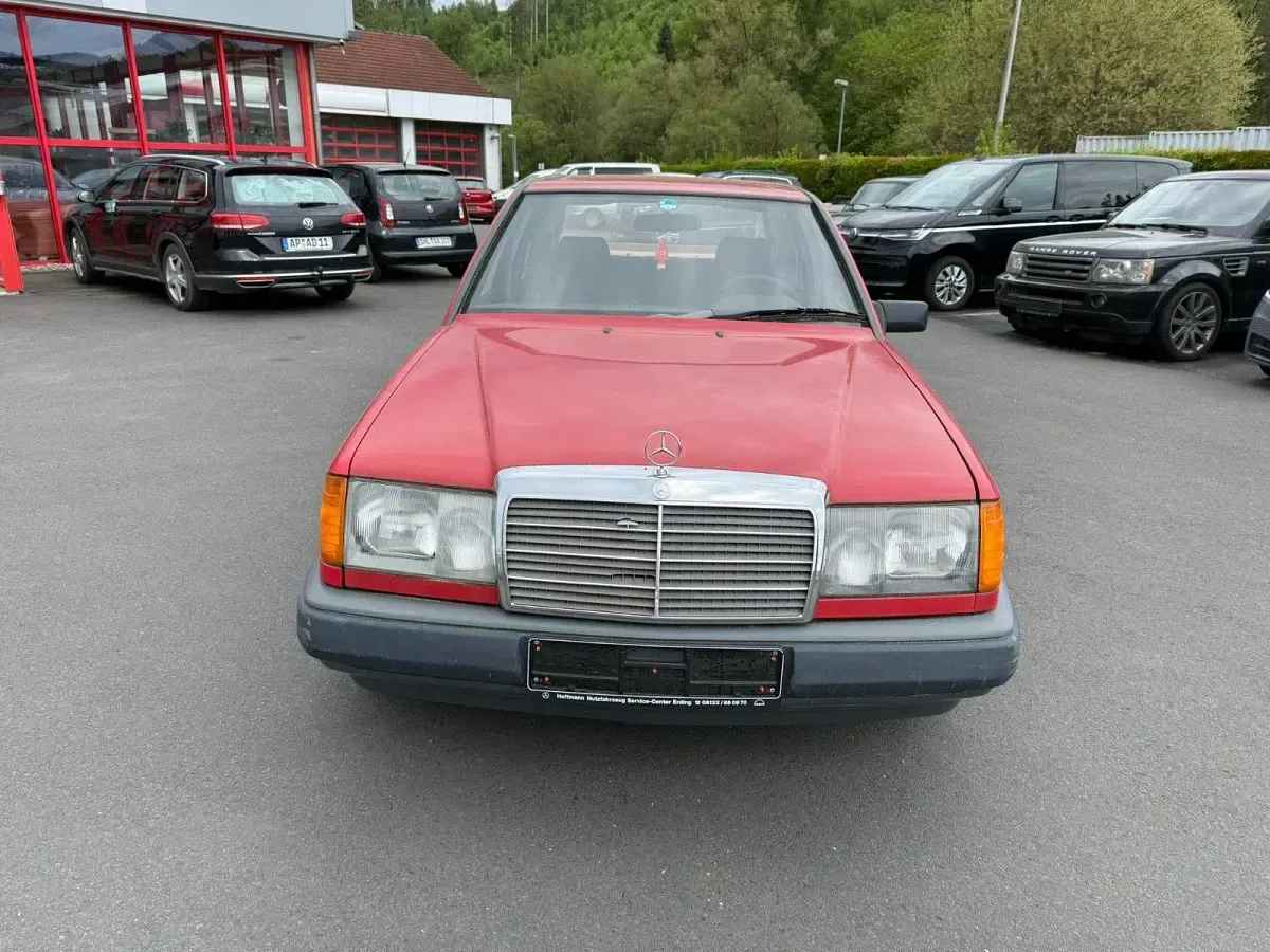 Gebraucht Mercedes 200 109 PS (80 kW) 1987 Rot Limousine